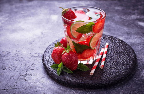 夏季新鲜饮料草莓鸡尾酒