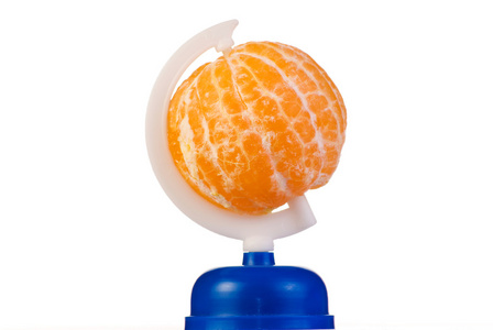从剥去的橘子中取出的地球仪