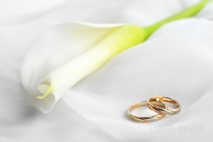 白色布料和结婚戒指