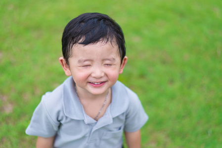 在阳光下，操场上的亚洲小孩浅 D