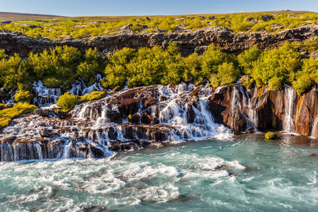 在冰岛 Hraunfossar 瀑布