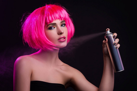 粉红色的头发用发胶的女人