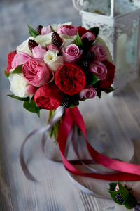 在红色 粉红色 白色的婚礼新娘花束。婚礼鲜花 婚礼物品和配件