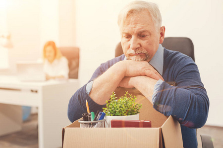 办公室绅士悲伤的周到绅士缺少他的工作照片