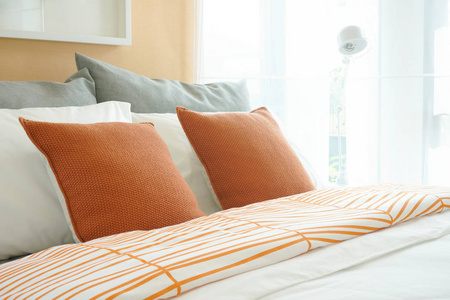 床上用品，橙色枕头在床上设置活泼风格