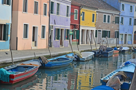 船在一条运河，内衬色彩缤纷的房子