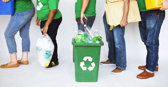 人与回收垃圾桶