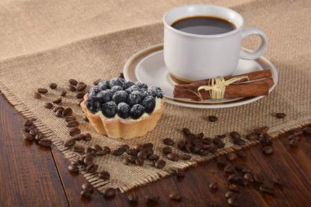 一杯黑香草咖啡浆果蛋糕