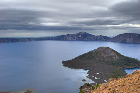 火山口形成的深湖图片