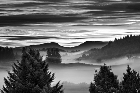 清晨日出，雾蒙蒙，山峦叠嶂