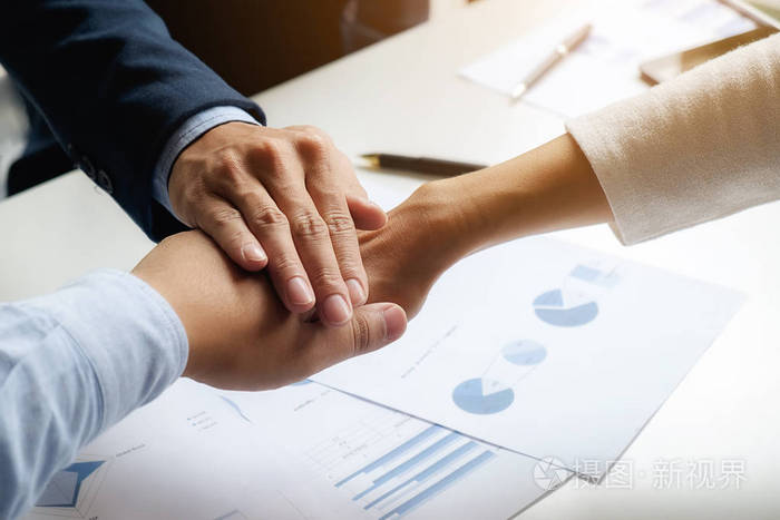 团队合作加入手支持在一起的概念.业务团队同事集思广益会议概念