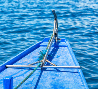 菲律宾的视图模糊的岛山从一艘船的船头菲律宾视图中照片