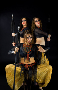 三个女人拿着长矛