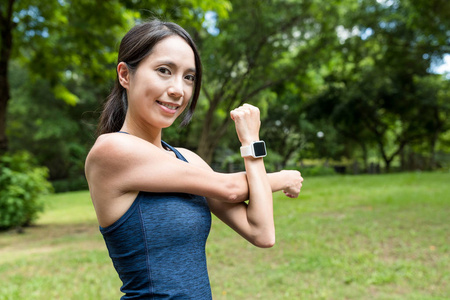 伸出胳膊体育女人伸出胳膊在公园里照片