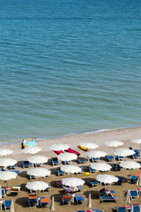 遮阳伞和 beachline 在马洛塔的鸟瞰图。旅游和度假的概念