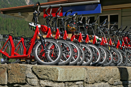 许多红色下坡自行车在瑞士火车站出租