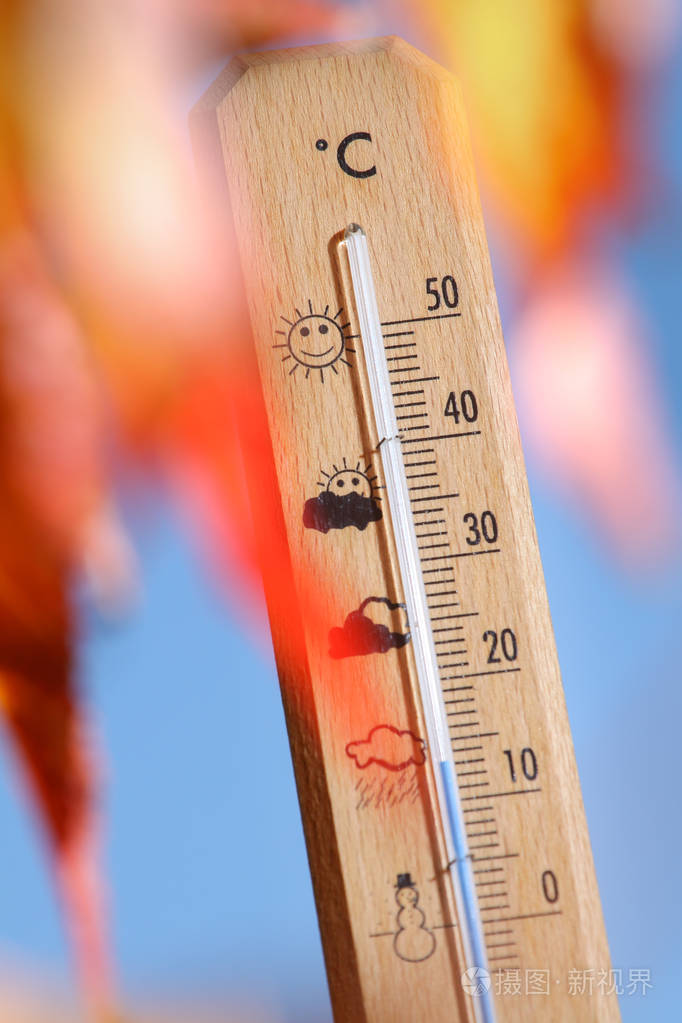 在秋天用水银温度计显示天气好照片-正版商用图片01ylb5-摄图新视界