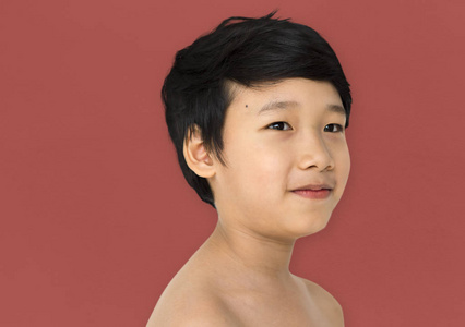 光着膀子的亚洲男孩照片