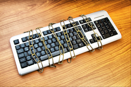 带有键盘和链条的计算机安全概念