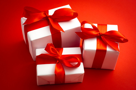 三个白色礼品盒红色背景
