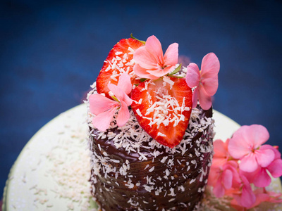 巧克力蛋糕草莓花装饰