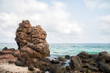 在 Kholan 岛，芭堤雅海滩上巨岩