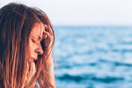 年轻女人伤心的时候在海边