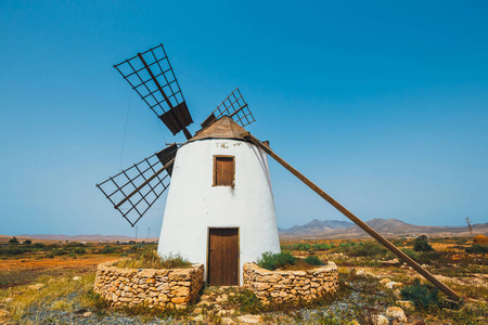 在 Fuertaventura，加那利群岛，西班牙传统白色石质风车
