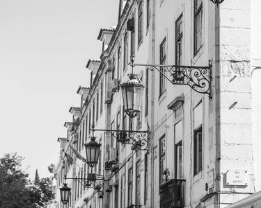 里斯本，葡萄牙，在 2017 年 6 月 22 日。美丽的古灯装饰建筑物的外墙，在城市的历史的一部分