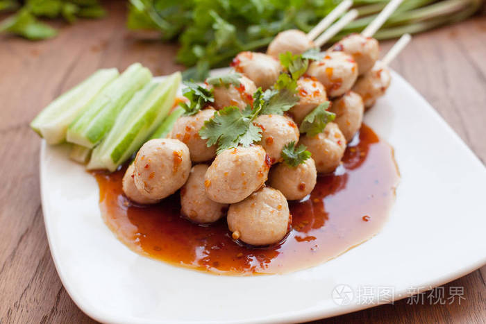 很多猪肉球被放在白板上