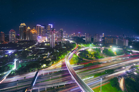 道路交叉口的塞曼格伊在夜间