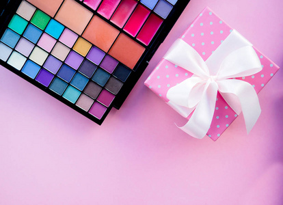 彩色阴影和礼品盒 概念 化妆品 时尚