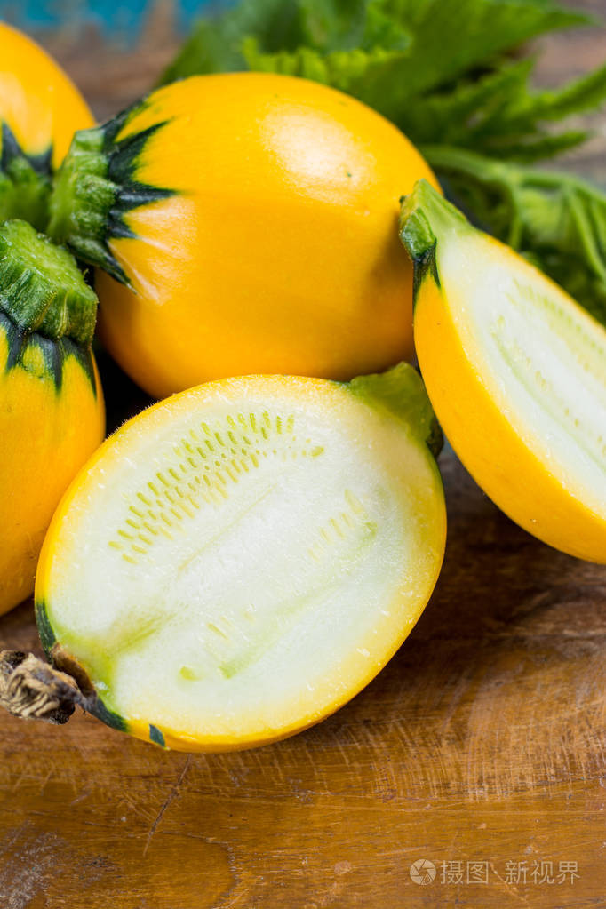 圆的黄色西葫芦或西葫芦,在木制的背景下,关闭