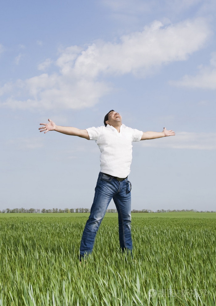 年轻人在绿色的草地上活动迎接太阳