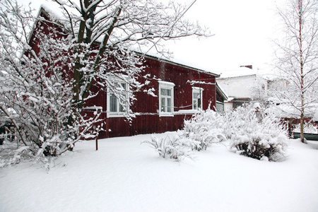 冬天的乡村风景屋在雪下