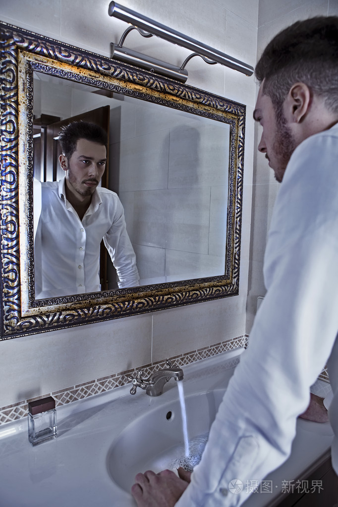 镜子里的自己男人图片