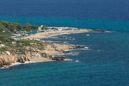 Platanitsi 海滩上遮阳伞和半岛，Chalkidiki，中央马其顿的全景视图