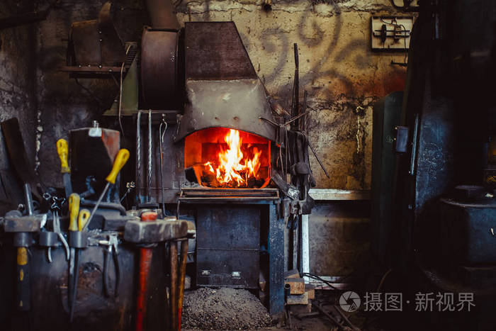 火在炉中的铁匠铺,工具