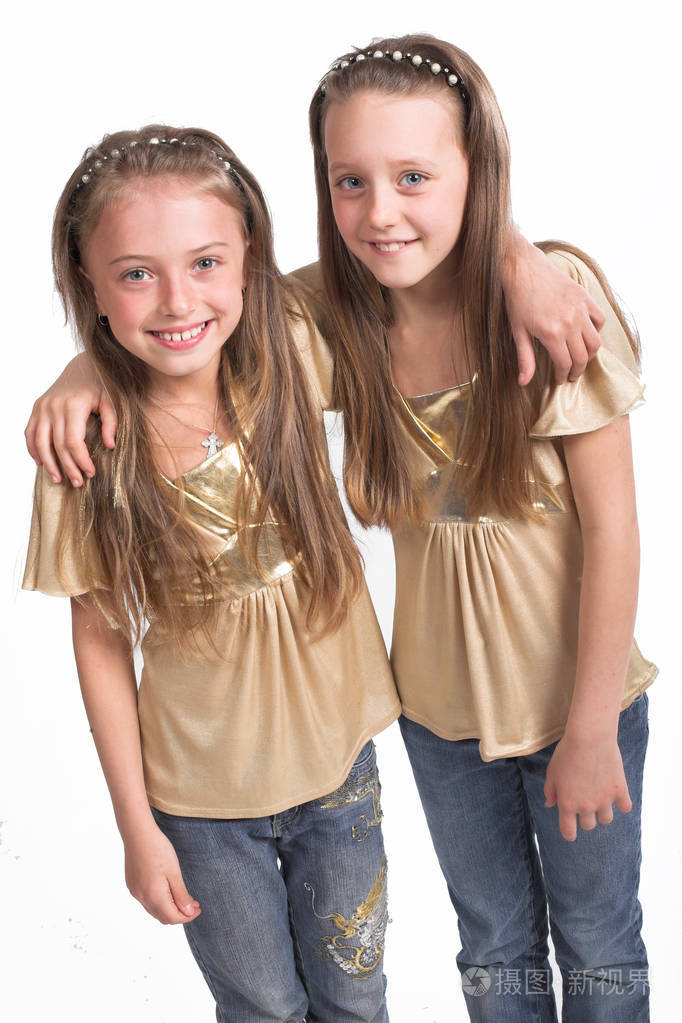 两个小女孩互相拥抱