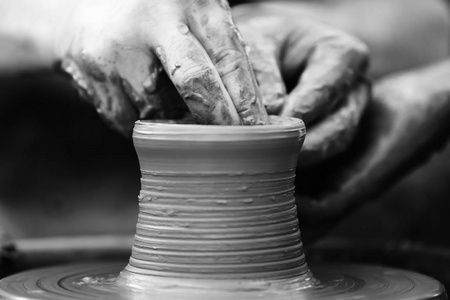 波特制作陶瓷壶在陶轮上