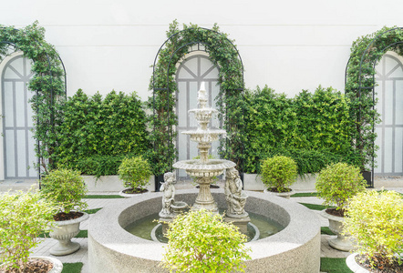 花园里的喷泉花园里的喷泉装饰照片