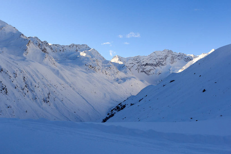 与奥地利洛尔，阿尔卑斯山冬季的雪和蓝天山全景