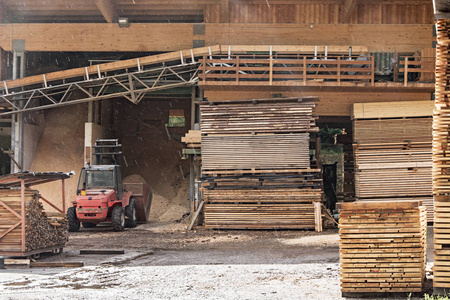 成堆的木材在锯木厂