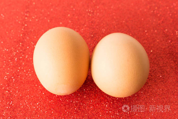两个鸡蛋红色背景