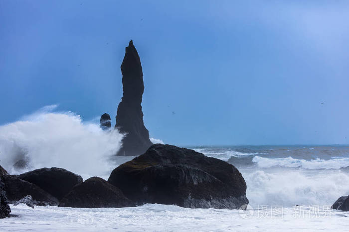 波浪对 Reynisfjara 黑色海滩在冰岛