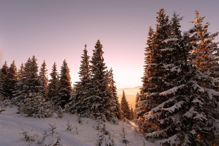 冬天日落时山的美丽景色