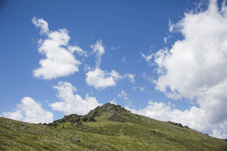 山的风景。与云的蓝天。阿尔泰山，俄罗斯