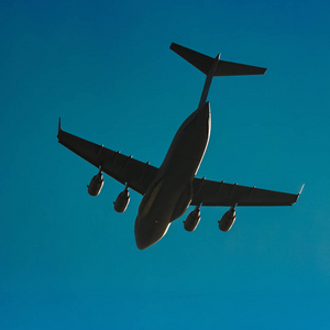 客运飞机在天空中