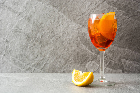 Aperol spritz 鸡尾酒在玻璃上灰色的石头