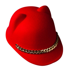 头戴呢帽。孤立在白色背景上的帽子。红色的帽子